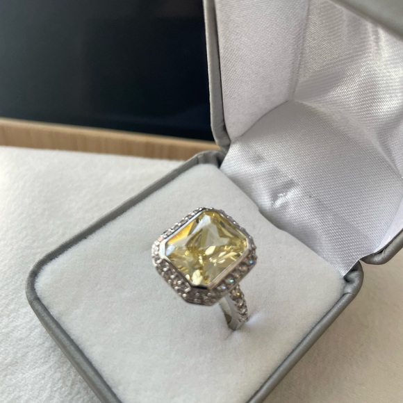 Cocktail Ring—size 8. Like New. In Box. - Picture 2 of 5